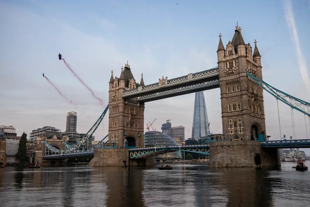 Parašutisti preleteli cez Tower Bridge