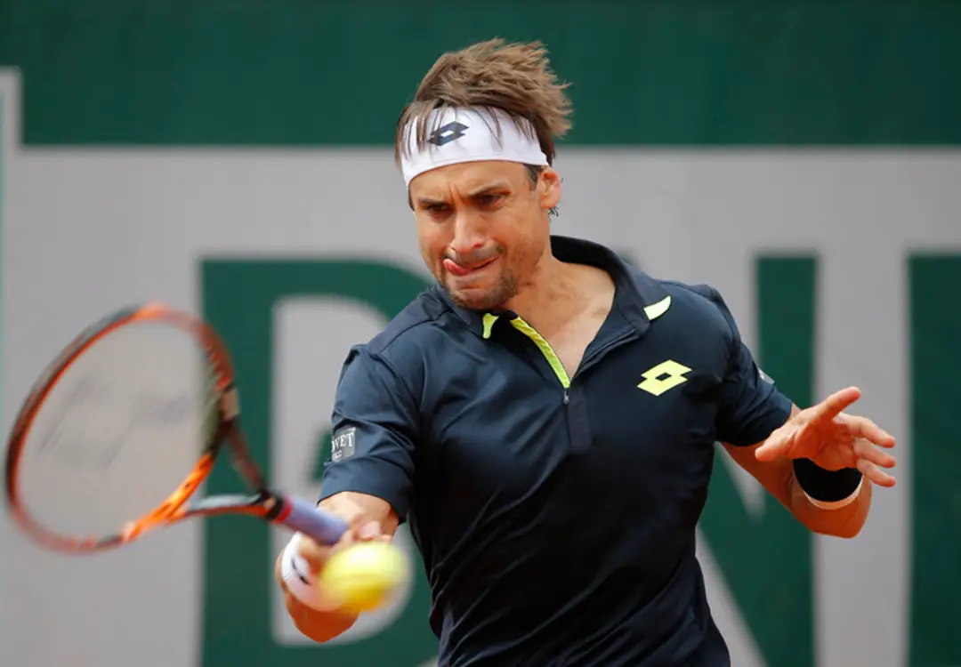 David Ferrer na Roland Garros odvracia loptičku Lukáša Lacka.
