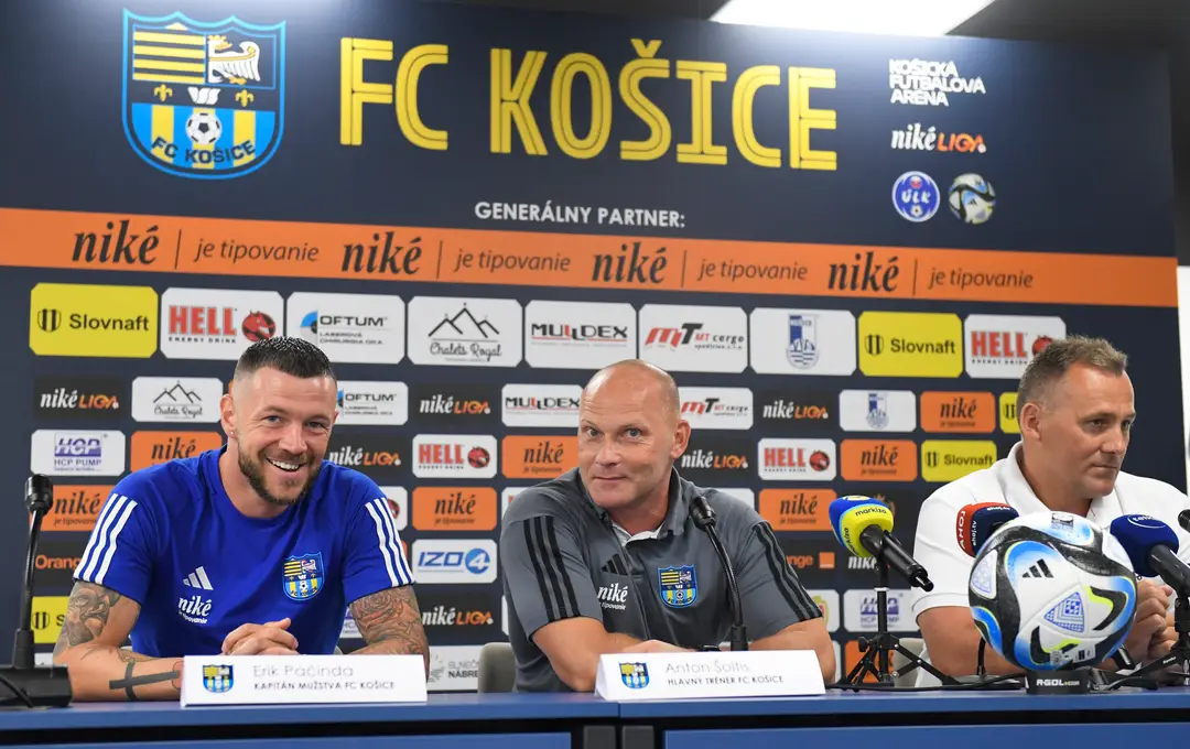 Kapitán mužstva FC Košice Erik Pačinda, hlavný tréner FC Košice Anton Šoltis a generálny manažér FC Košice Pavol Turczyk