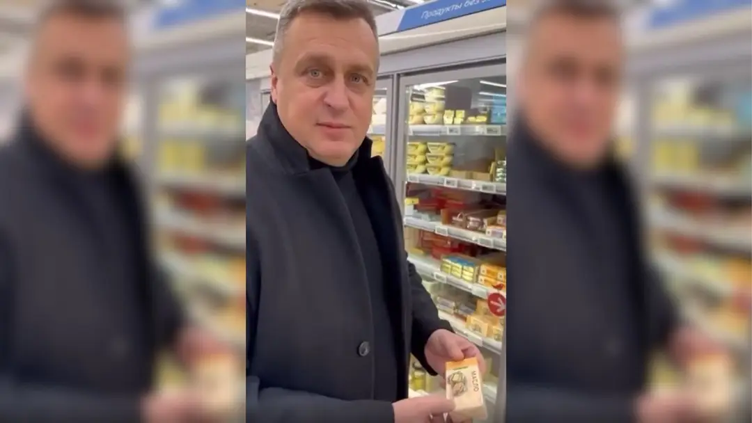 Andrej Danko ukazuje maslá v ruskom obchode 