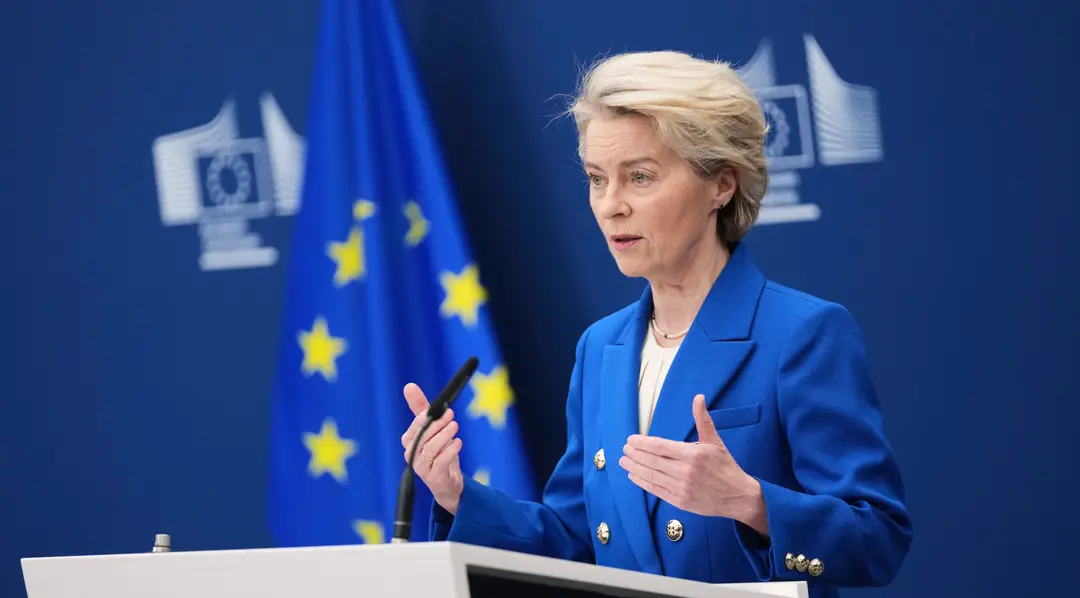 Na snímke šéfka Európskej komisie (EK) Ursula von der Leyenová informuje o plánoch na posilnenie európskeho obranného priemyslu a vojenských kapacít eurobloku.