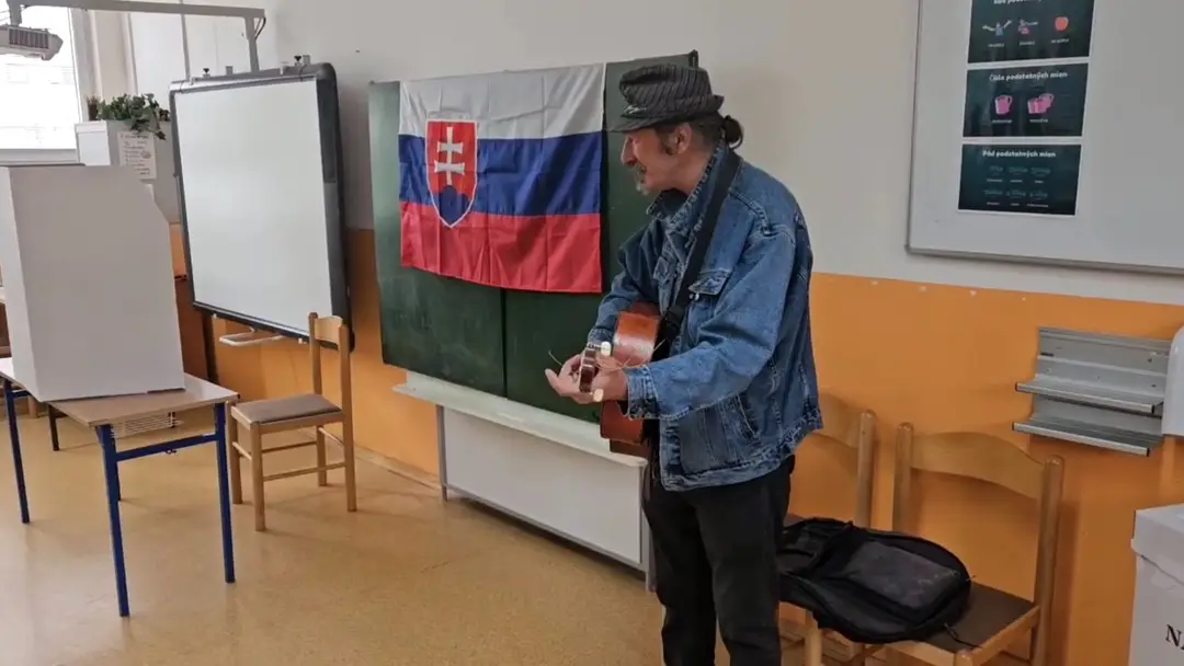 Pouličný umelec Milan zahral volebnej komisii v Prešove. 