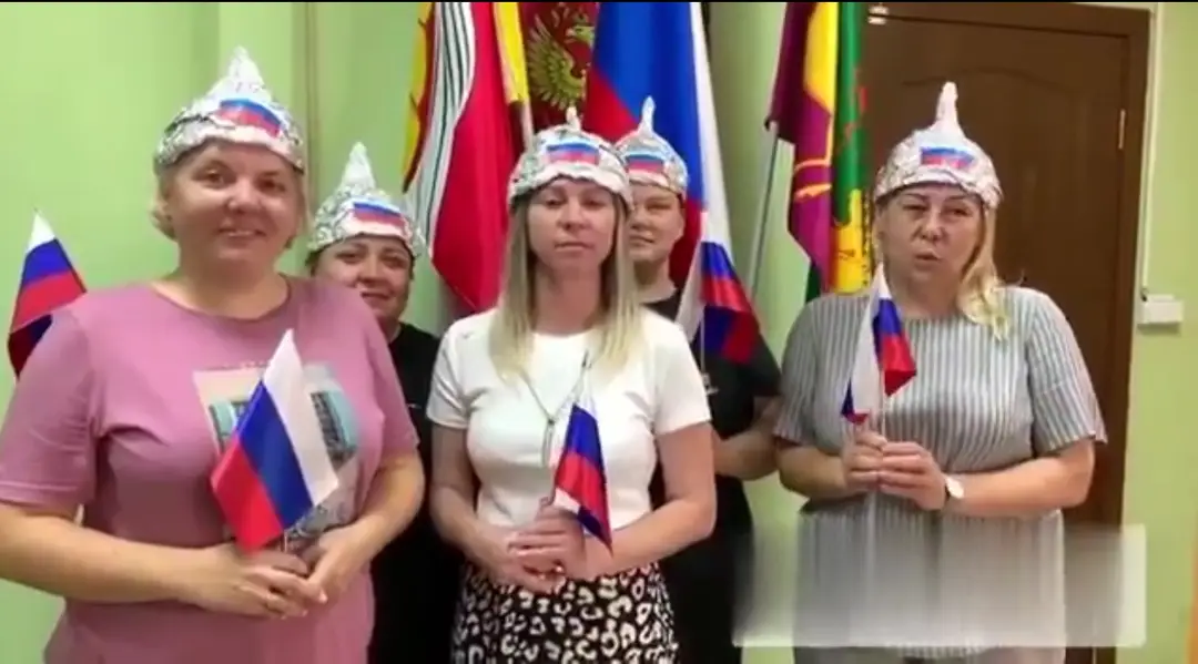 Učiteľky si vyrobili alobalové čapice.