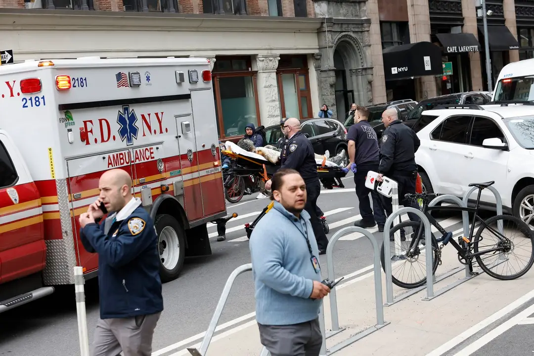 Muž sa zapálil pred súdom na Manhattane, kde prebieha proces s Trumpom