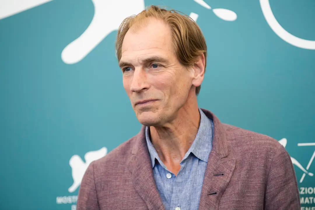 Na snímke herec Julian Sands.