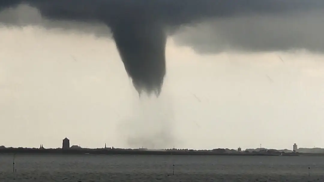 Tornádo nad pobrežným mestom Zierikzee.