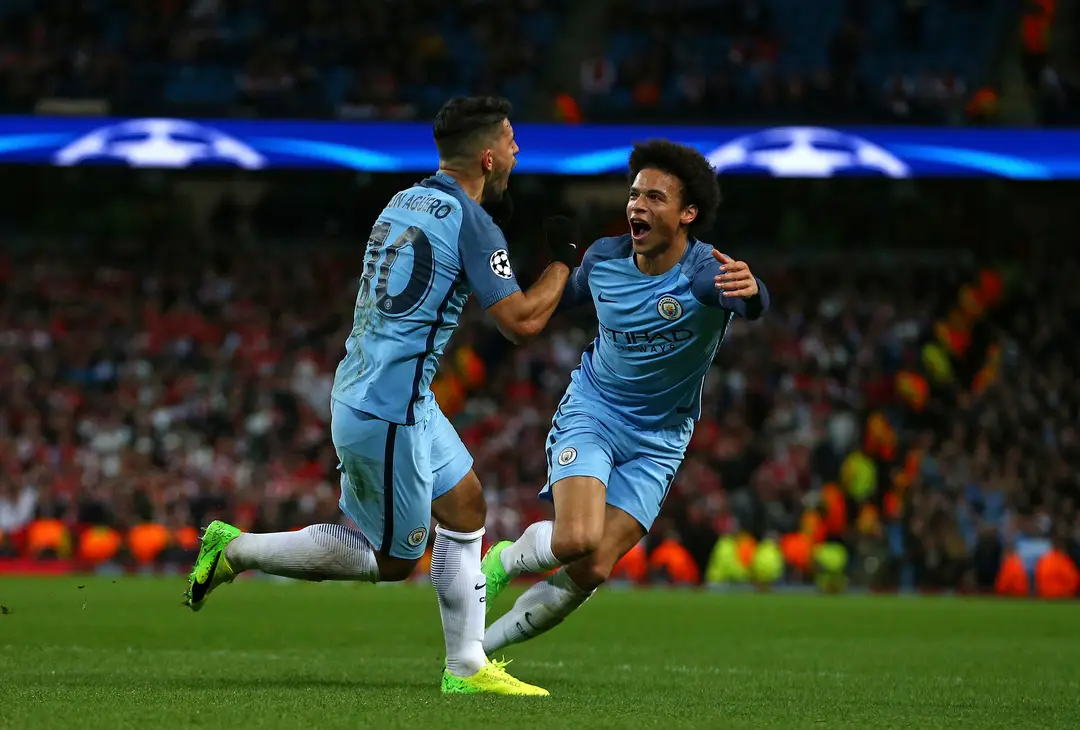 Sergio Agüero (vľavo) oslavuje svoj druhý gól v osemfinále LM proti Monacu so spoluhráčom Leroy Saném.