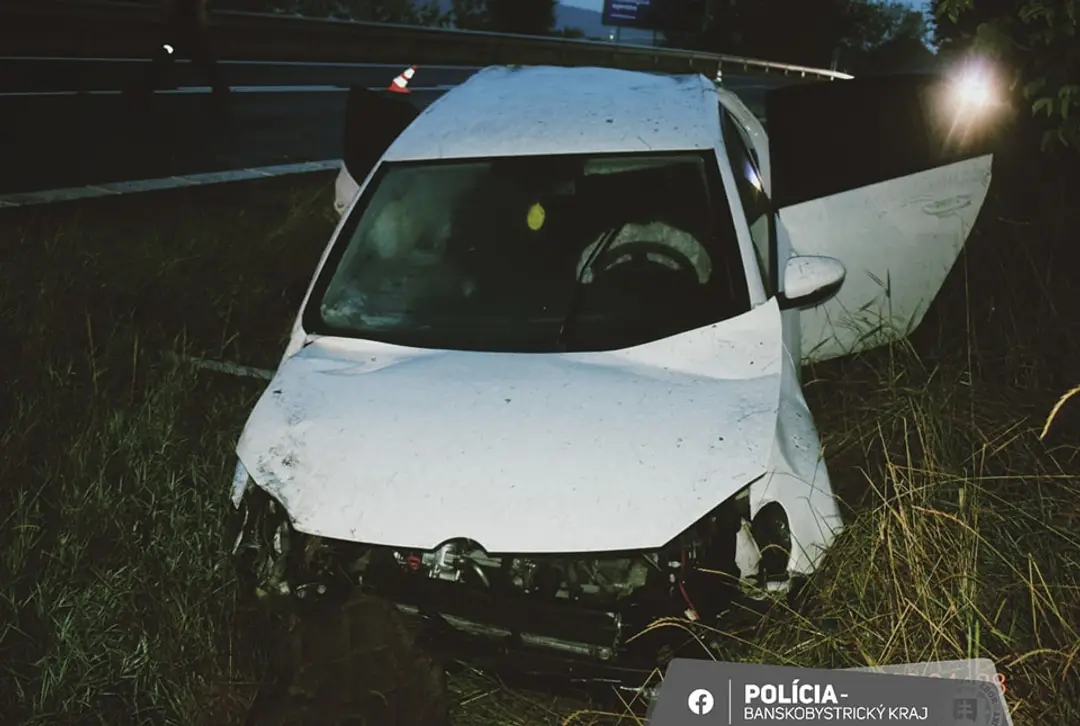 Zničené auto po nehode pri Lučenci.
