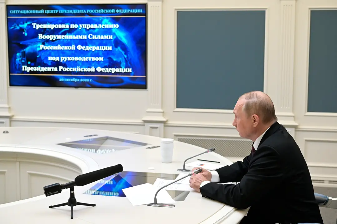 Ruský prezident Vladimir Putin sleduje prostredníctvom videokonferencie vojenské cvičenie strategických jadrových síl.