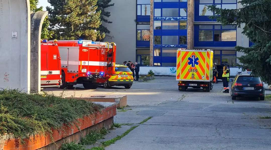 Záchranné zložky pred školou, v ktorej unikla neznáma látka.