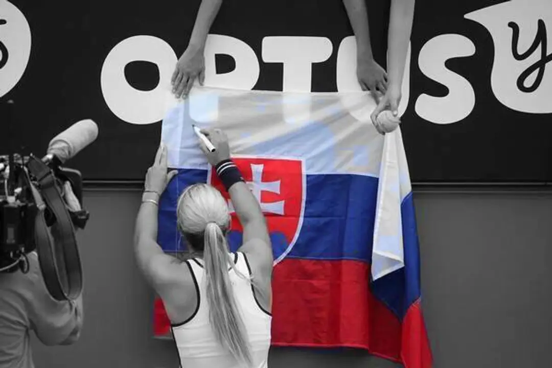 Dominka Cibulková podpisuje slovenskú zástavu