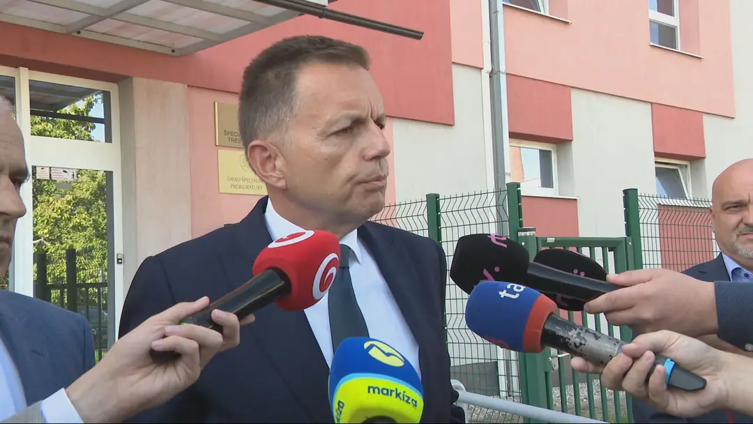 Peter Kažimír odpovedá na otázky novinárov.