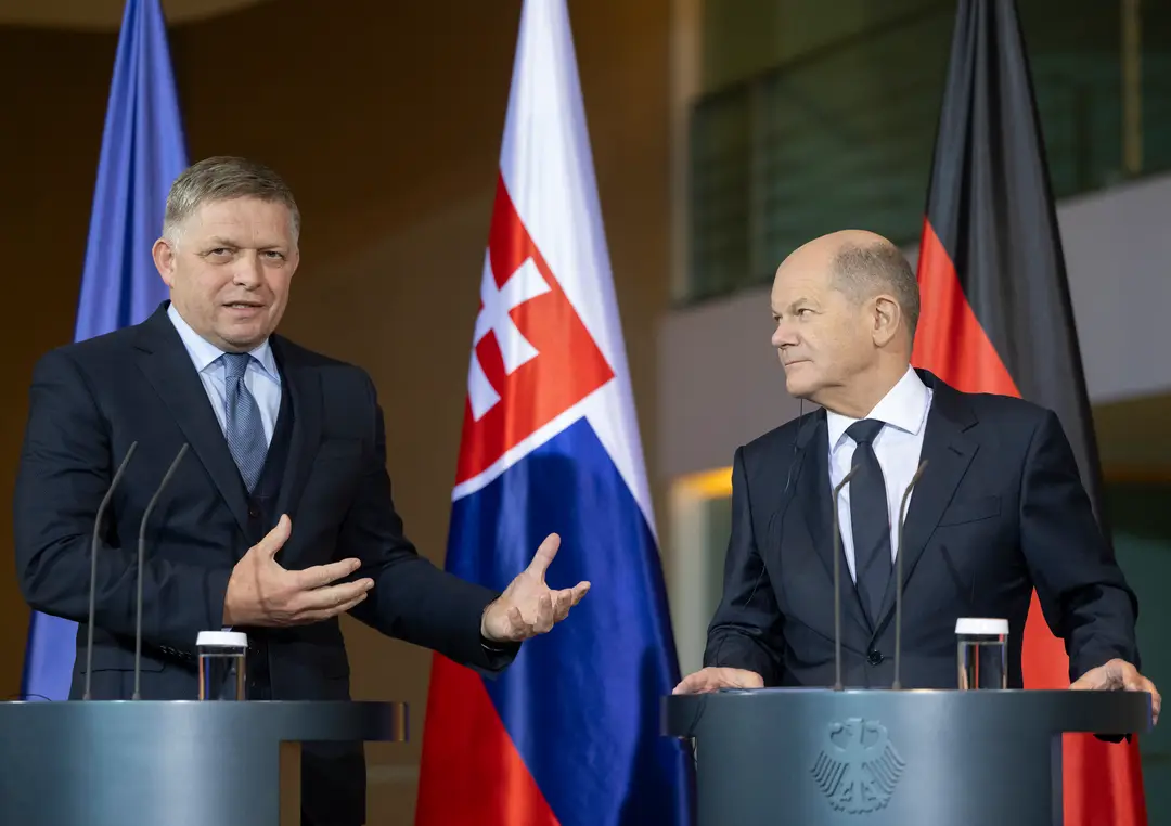 Na snímke sprava nemecký kancelár Olaf Scholz a predseda vlády SR Robert Fico (Smer-SD)