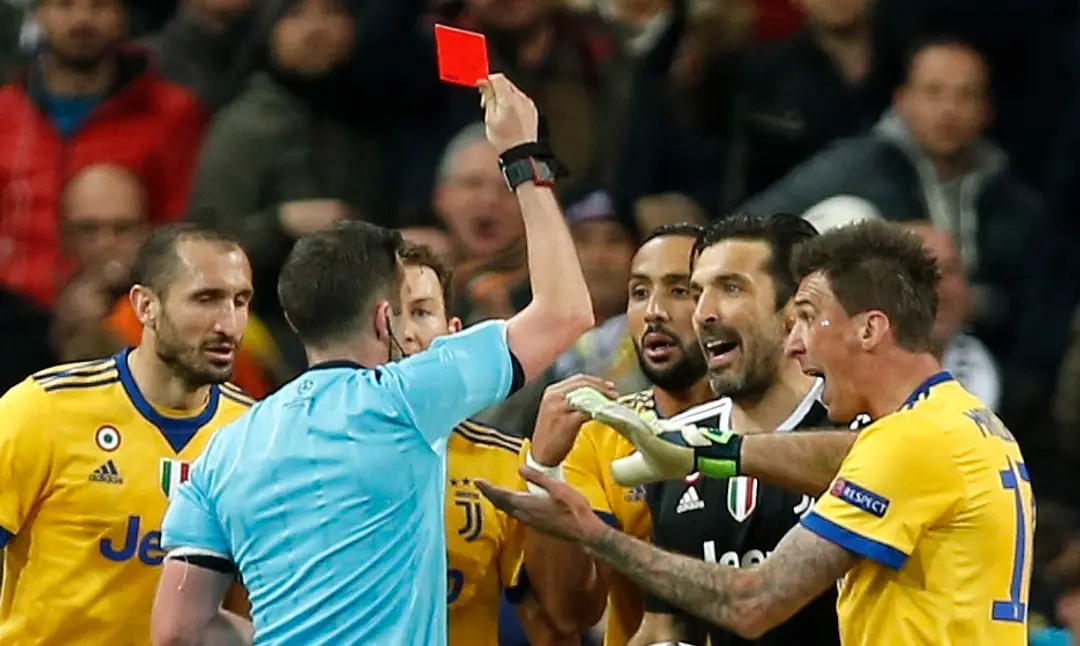 Rozhodca Michael Oliver ukazuje Buffonovi červenú kartu.