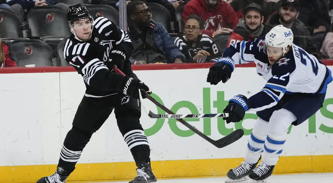 Šimon Nemec (vľavo) a hráč Winnipegu Jets Mason Appleton bojujú o puk v zápase zámorskej NHL.