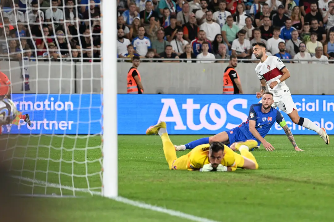 Na snímke vpravo Bruno Fernandes (Portugalsko) strieľa gó l cez brániaceho Milana Škriniara.