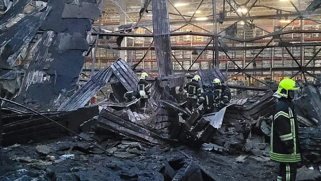 Hasiči zasahujú po raketovom útoku ruskej armády na ukrajinské prístavné mesto Odesa.