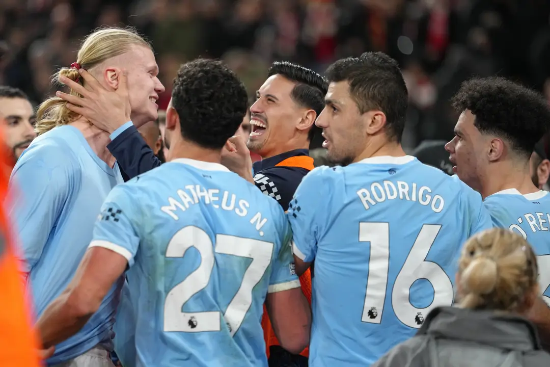 Futbalista Manchestru City Erling Haaland (druhý zľava) sa teší so spoluhráčmi.