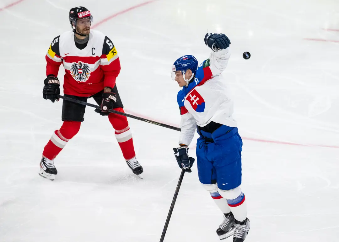 Na snímke zľava Thomas Raffl (Rakúsko) a Michal Ivan (Slovensko).