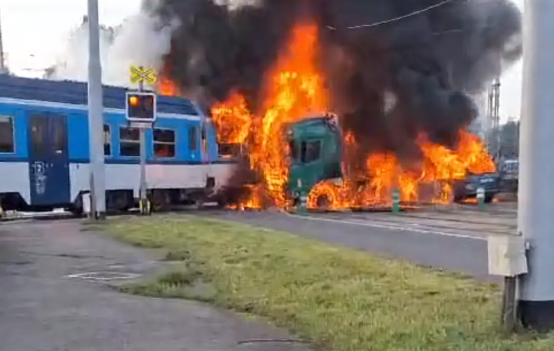 Požiar po zrážke vlaku s kamiónom a osobným autom.