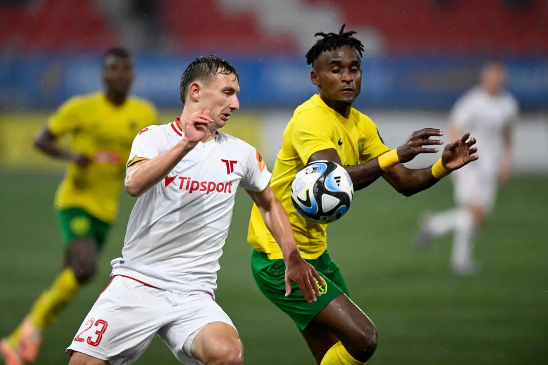 Na snímke zľava Dominik Hollý (AS Trenčín) a James Ndjeungoue (MŠK Žilina).