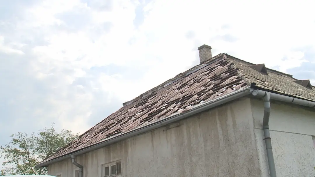 Poškodená strecha na dome.