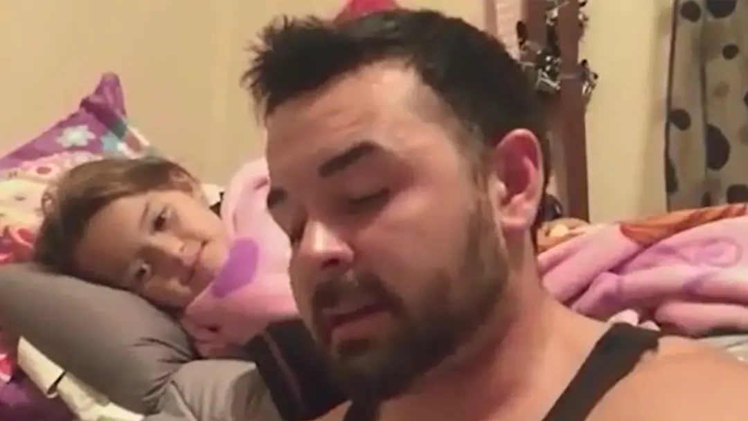 Vojnový veterán má poruchu reči, napriek tomu číta svojej dcérke každý večer rozprávku.