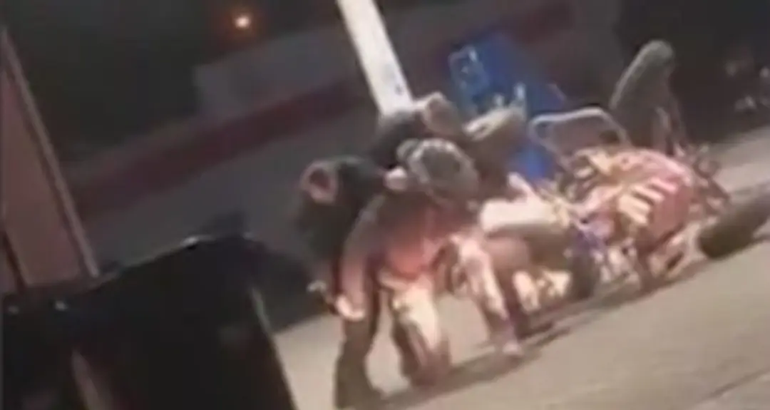 Chišvandová (v strede) pred plastickými operáciami.