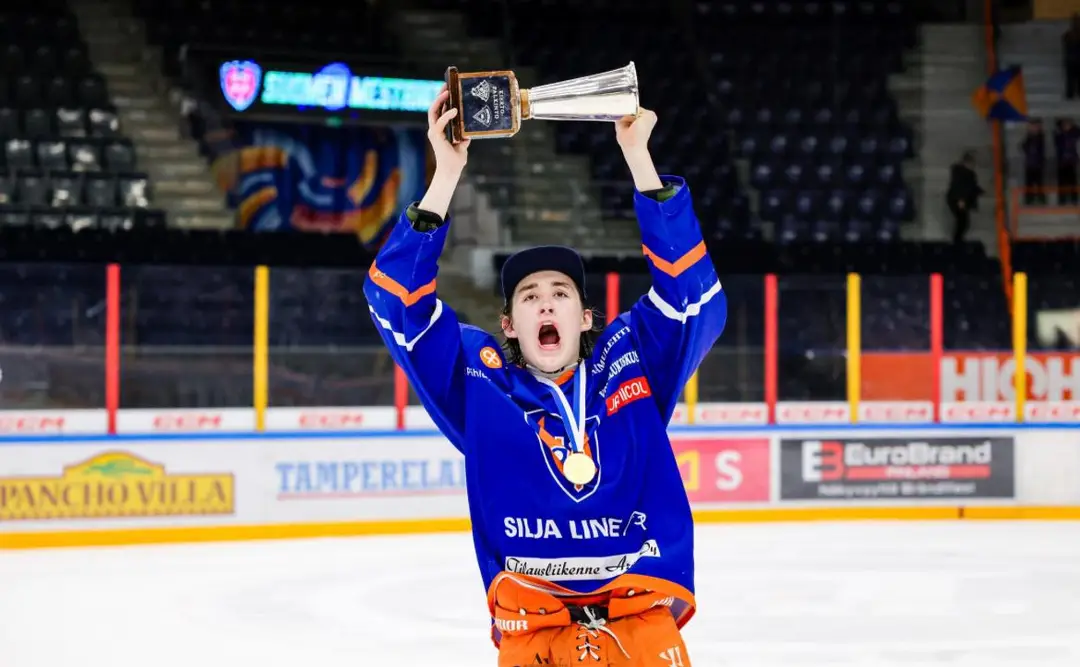 Ján Chovan s majstrovskou trofejou pre víťaza v kategórii do 18 rokov.