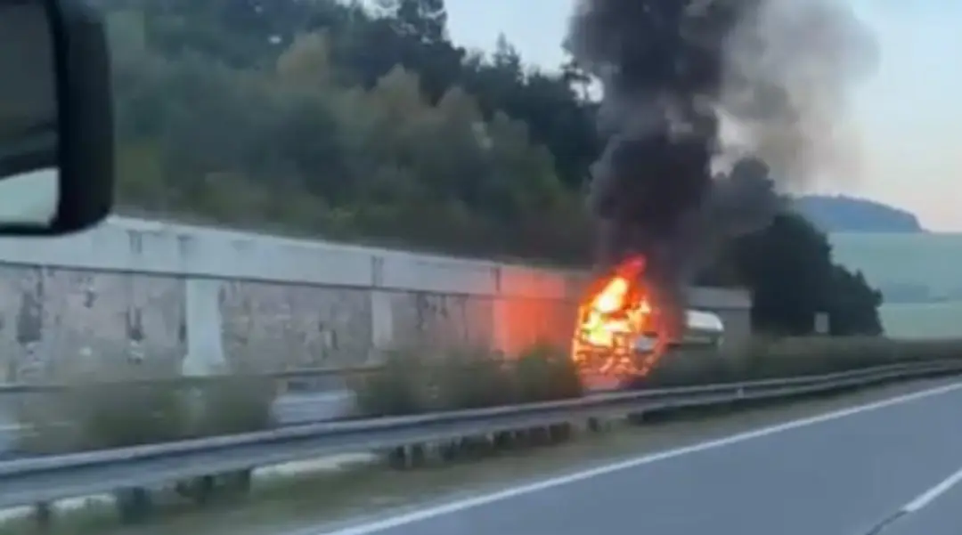 Plamene zasiahli kabínu cisterny na diaľnici D1 pri Sverepci.