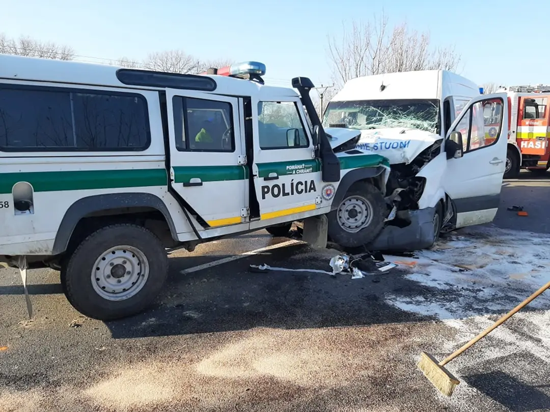 Čelná zrážka policajtov s dodávkou. 