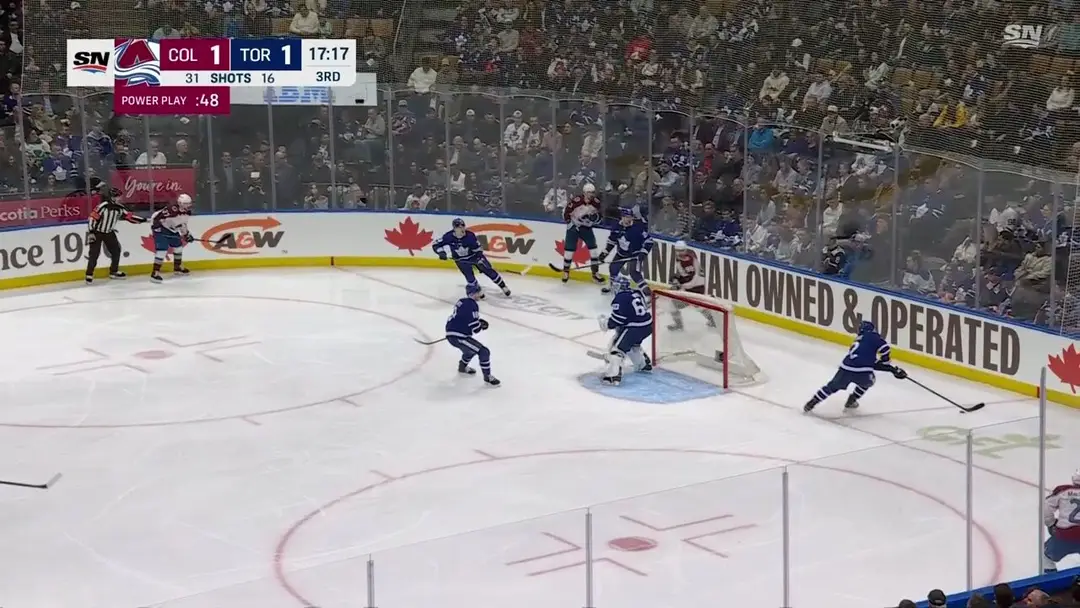 Rozhodca v NHL asistoval na gól.