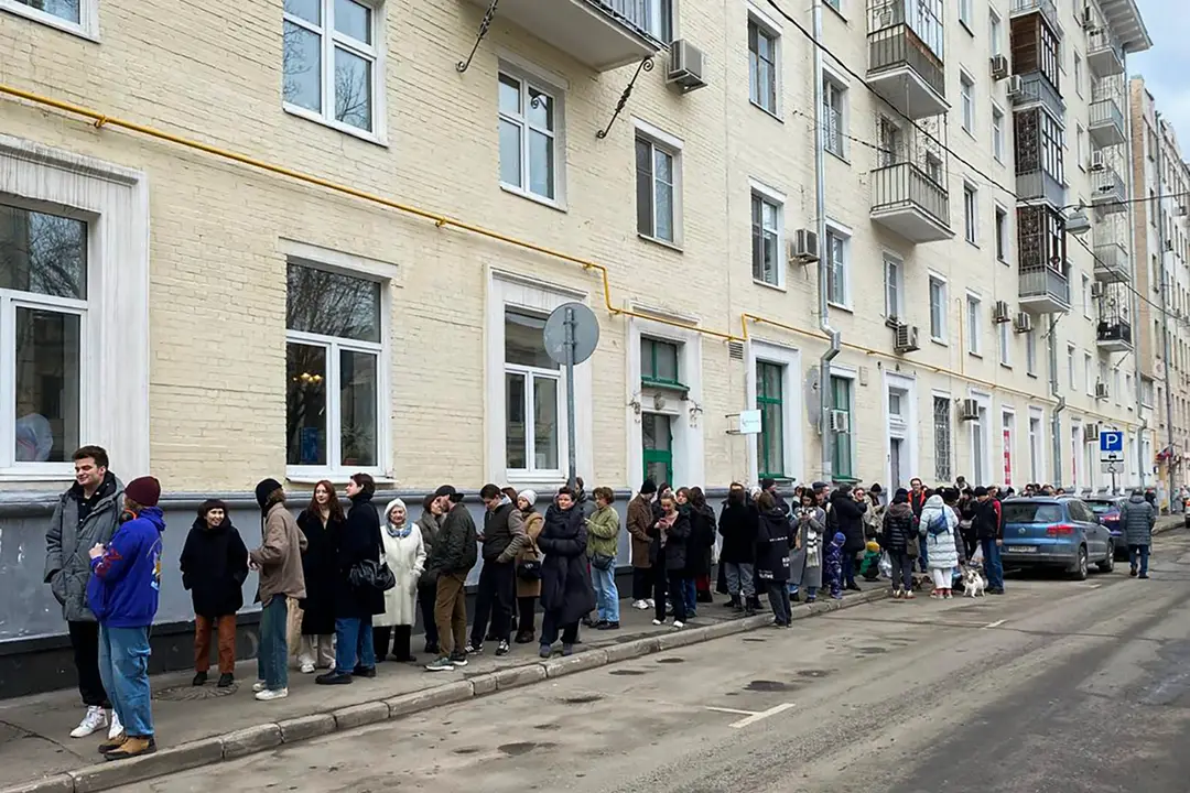 Rada pred volebnou miestnosťou v Moskve.