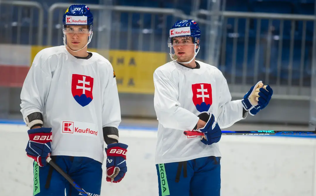 Na snímke reprezentanti SR v hokeji, zľava Juraj Slafkovský a Šimon Nemec počas tréningu na zraze reprezentácie.