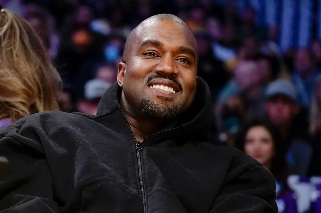 Na archívnej snímke z 11. marca 2022 v Los Angeles Kanye West sleduje zápas zámorskej NBA Washington Wizards - Los Angeles Lakers.