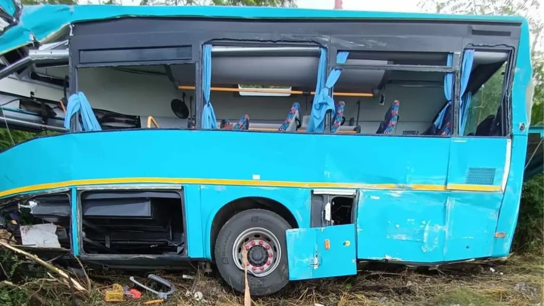 Autobus po zrážke s vlakom.