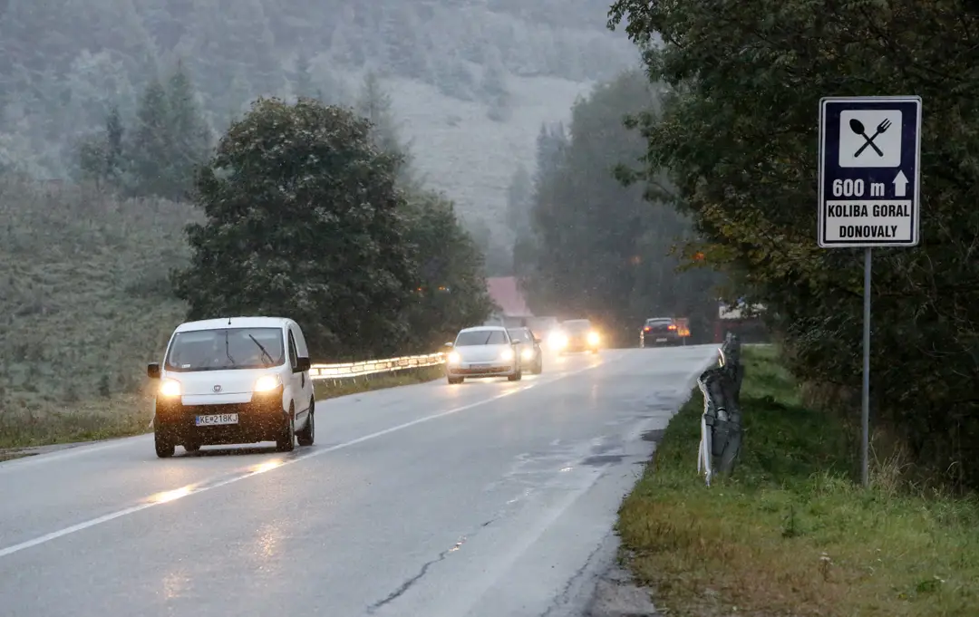 Sneženie na cestách. Archívna snímka