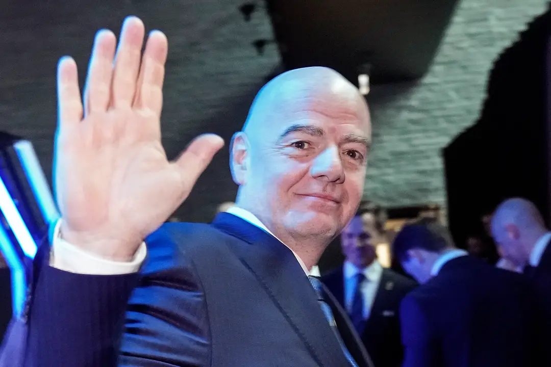Na snímke prezident FIFA Gianni Infantino máva počas žrebu európskej kvalifikácii MS 2026