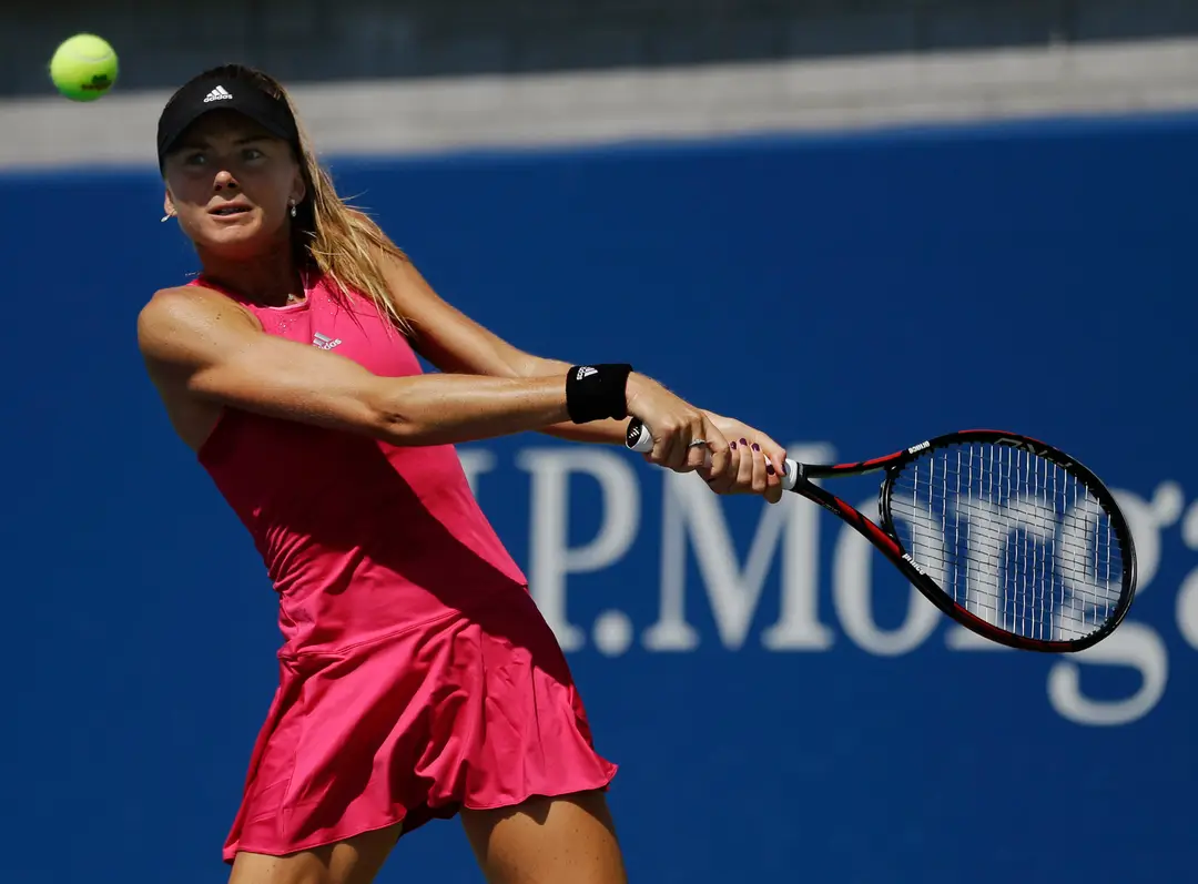 Slovenská tenistka Daniela Hantuchová odvracia loptičku Francúzke Alize Cornetovej.