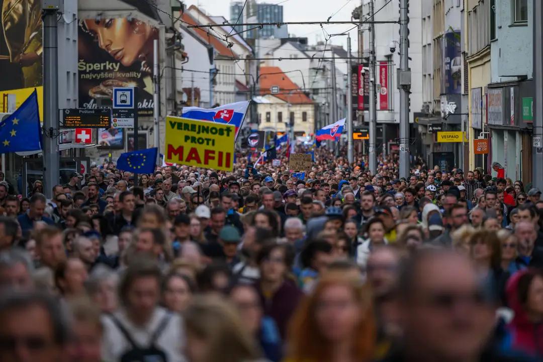 Slováci opäť v uliciach. V Bratislave protestujúci pochodovali centrom