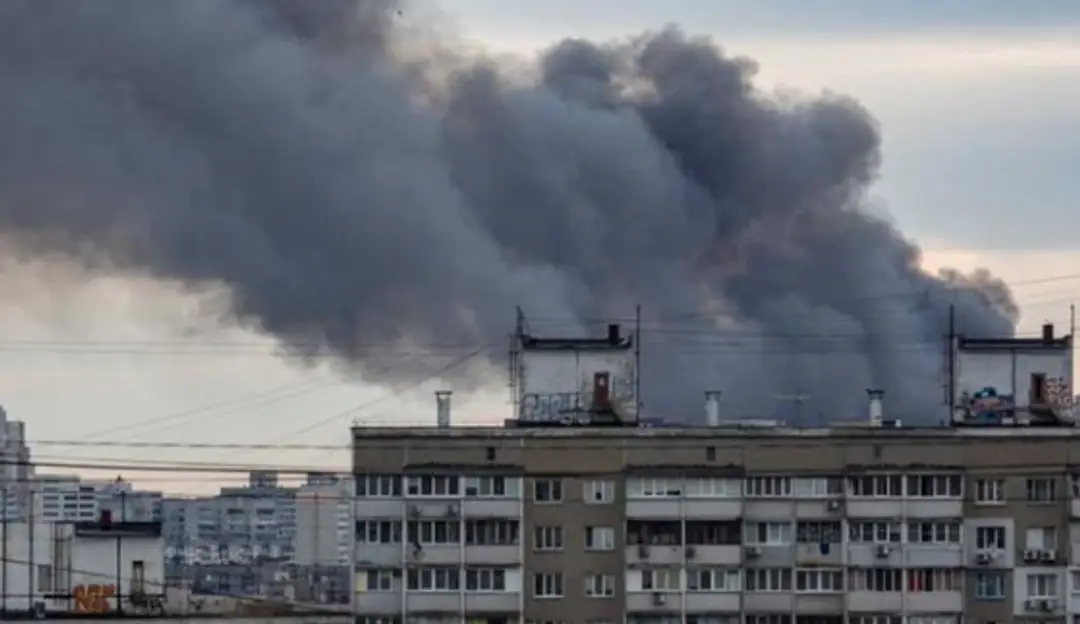 Dym stúpa po raketovom útoku na Kyjev, ktorý si vyžiadal aj obete.