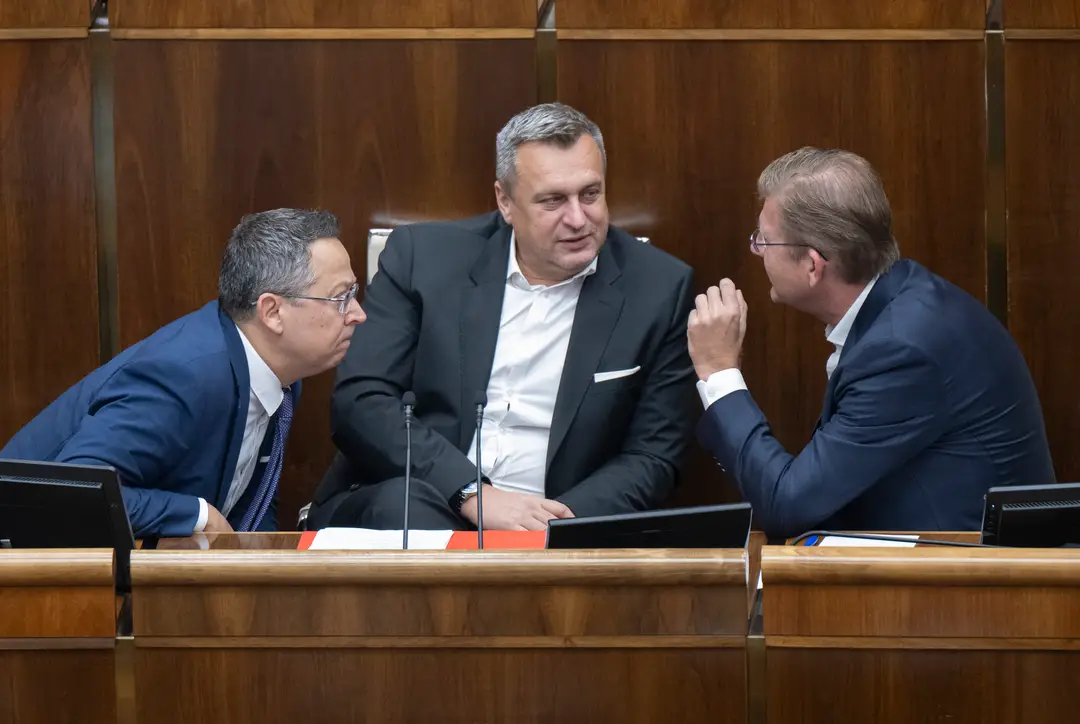Minister financií SR Ladislav Kamenický (Smer-SD), podpredseda parlamentu Andrej Danko (SNS) a podpredseda NR SR dočasne poverený vedením parlamentu Peter Žiga (Hlas-SD)