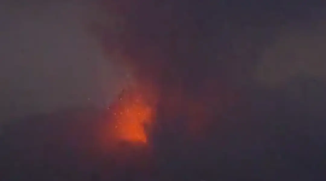 Erupcia sopky na ostrove Kjúšu.