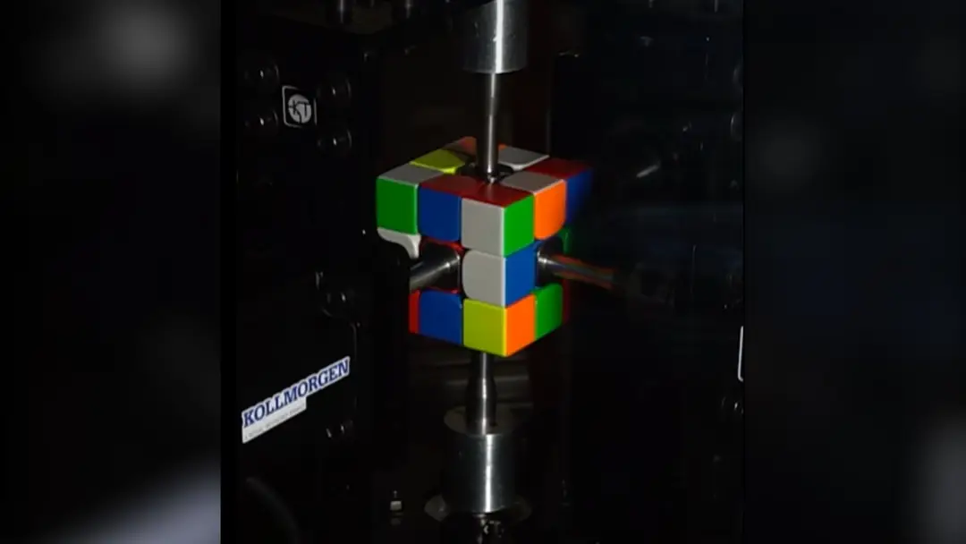 Robot poskladal Rubikovu kocku za desatinu sekundy