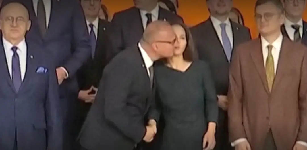 Kontroverzný bozk chorvátskeho ministra