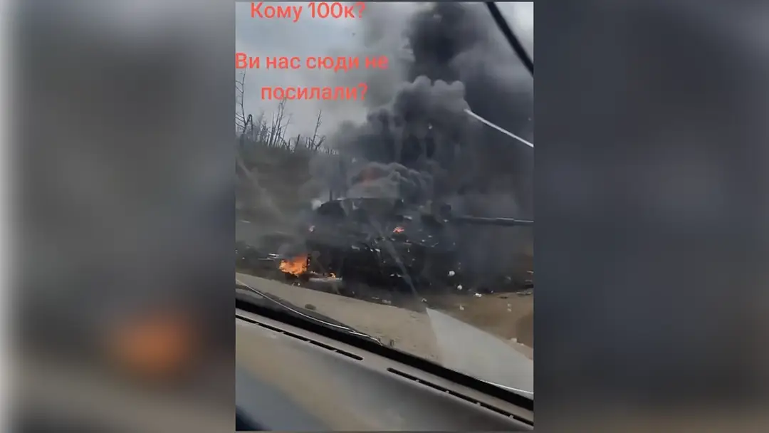 Záber z videa, ktoré zachytáva zničený tank Challenger 2.