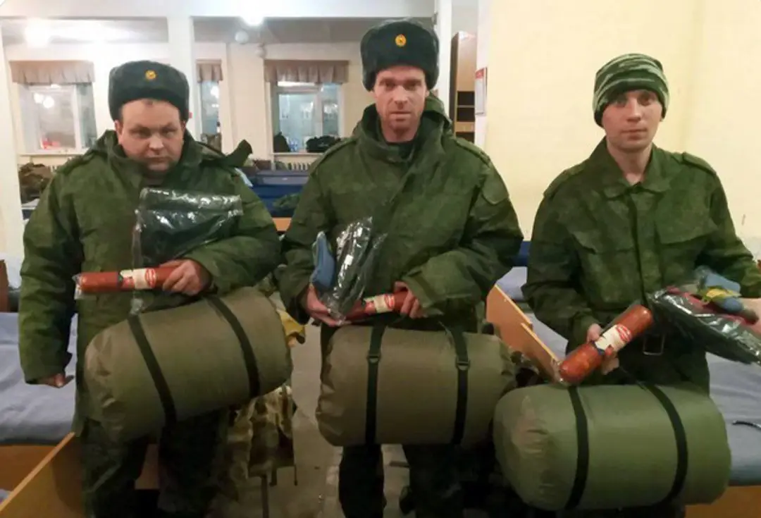 Ruskí vojaci so salámou.