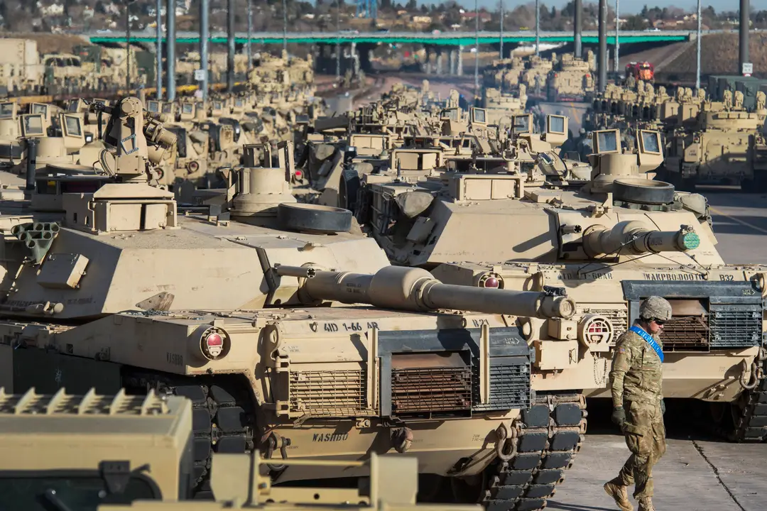 Vojak prechádza okolo tankov typu M1 Abrams v Colorado Springs.