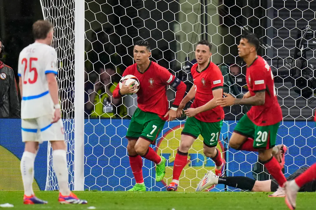 Portugalskí hráči oslavujú po tom, ako Čech Robin Hranáč strelil vlastný gól.