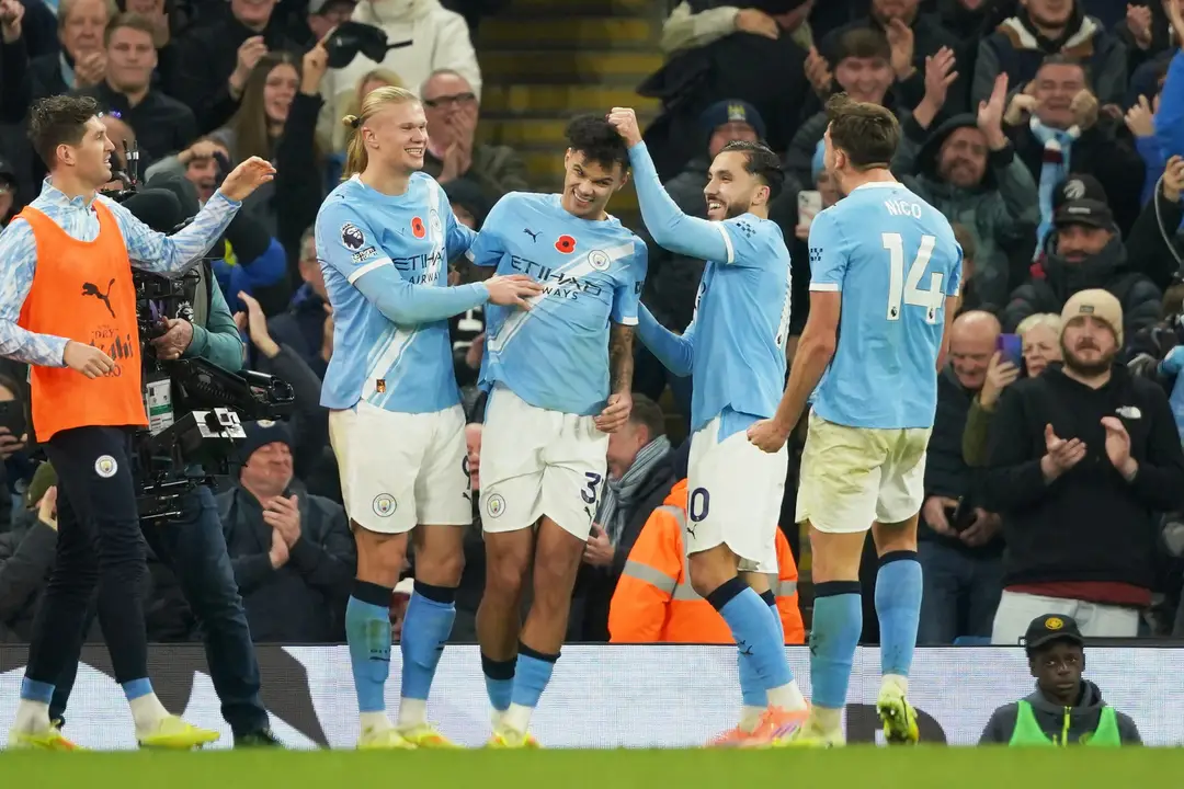Futbalisti Manchestru City oslavujú gól.